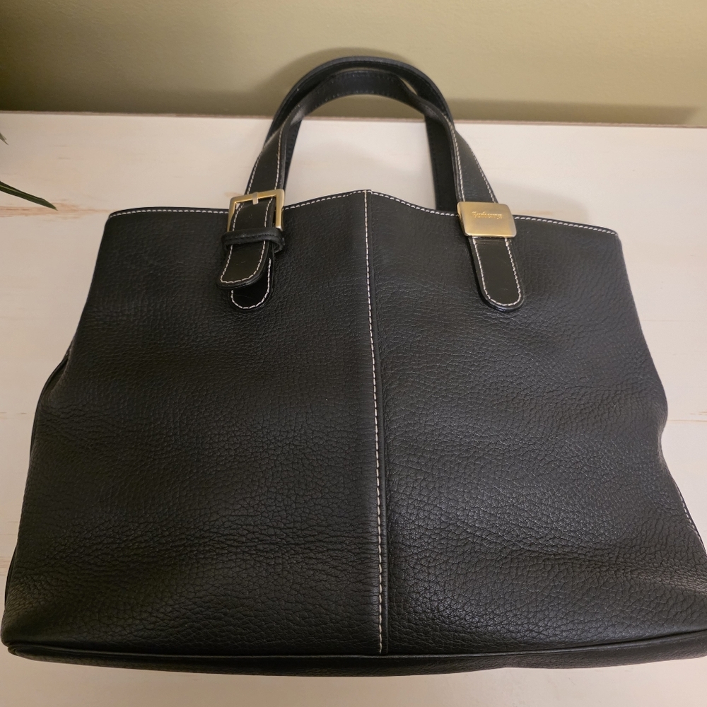 Burberry | Vintage Small Black Leather Handbag - Picture 7 of 16
